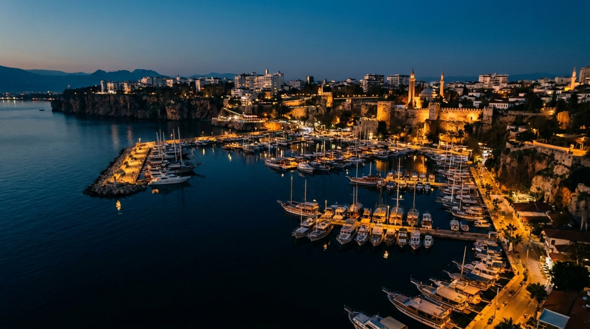 Alacakaranlıkta Antalya yat limanı ve şehir ışıkları